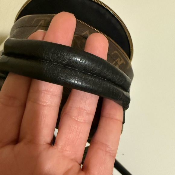 Palm Springs mini Louis Vuitton backpack!!!

Slight wear and tear on the straps. - Picture 5 of 6